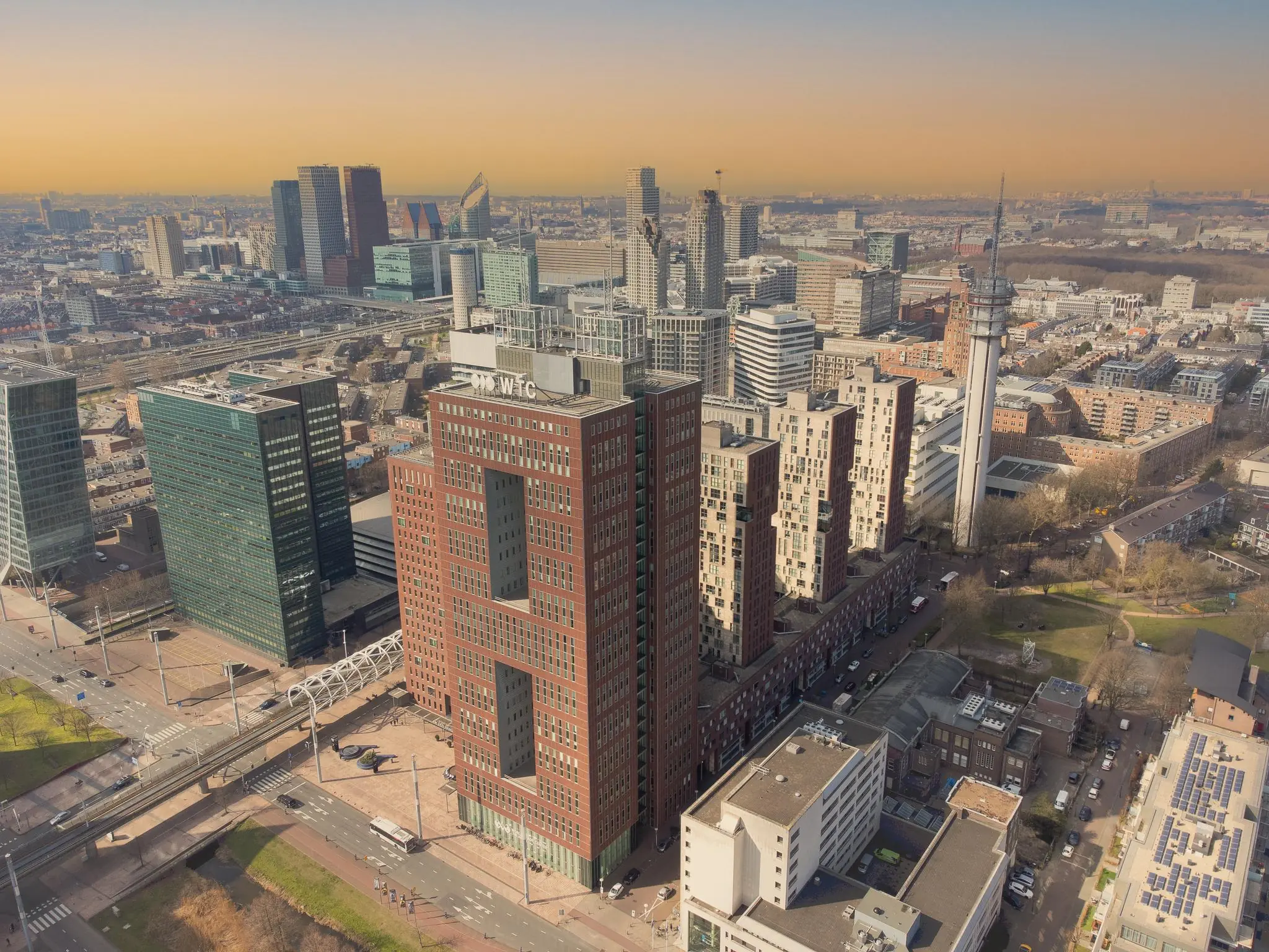 Luchtfoto van de Prinses Beatrixlaan in Den Haag met het WTC The Hague en omliggende hoogbouw in beeld.